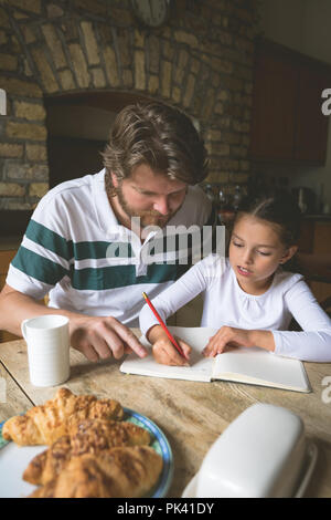 Vater helfen, ihre Tochter in Studien Stockfoto