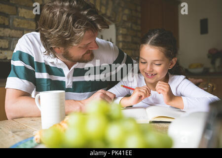 Vater helfen, ihre Tochter in Studien Stockfoto