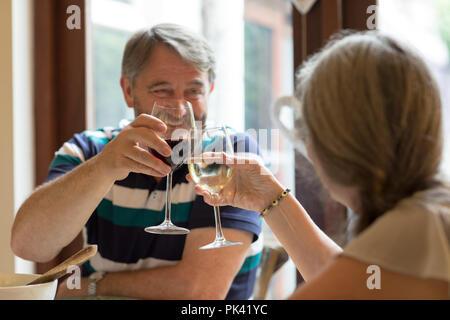 Älteres paar Gläser Wein Toasten Stockfoto