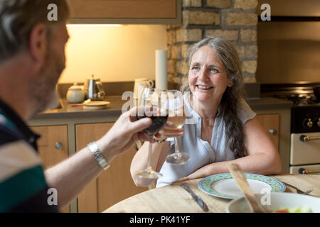 Älteres paar Gläser Wein Toasten Stockfoto
