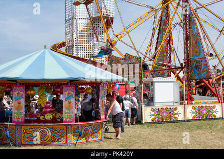 Haken Sie eine Ente stall und großes Rad an einem Jahrgang Steam Fair in England Stockfoto