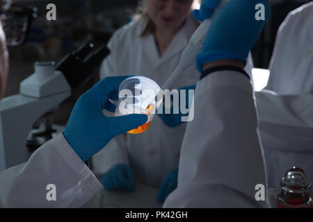 Wissenschaftler mit Pipette im Labor Stockfoto