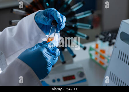 Wissenschaftlerin Prüfung Reagenzglas Stockfoto