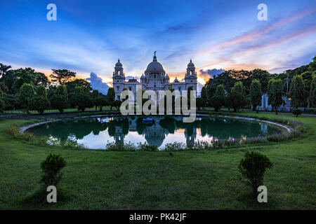 Victoria Memorial scheint während der epischen Licht der blauen Stunde mit Reflexionen und Sonnenstrahlen. Stockfoto