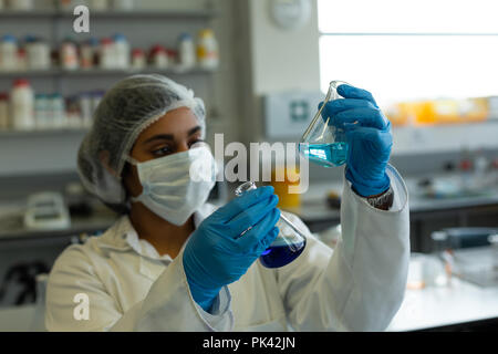 Männliche Wissenschaftler im Labor experimentieren Stockfoto