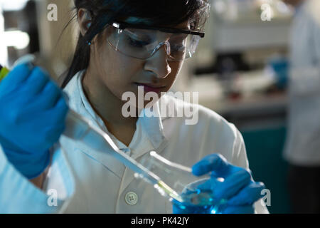 Wissenschaftlerin mit Pipette im Labor Stockfoto