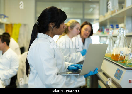 Wissenschaftlerin mit Laptop Stockfoto