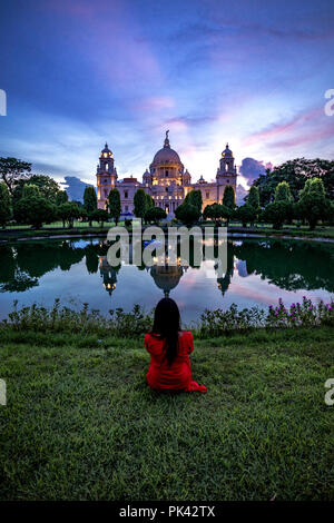 Victoria Memorial scheint während der epischen Licht der blauen Stunde mit Reflexionen und Sonnenstrahlen. Stockfoto