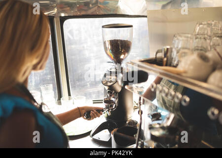 Frau Kellner Vorbereitung Kaffee in Essen Lkw Stockfoto