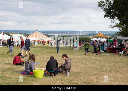 Newport, Wales - 16.August: Ein fly-pitch Trader und anderen Stall genießt einen atemberaubenden Blick über den Severn Bridge am 16. August 2015 an die Grüne sammeln Festi Stockfoto