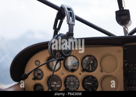 Aircraft Headset im Cockpit Stockfoto