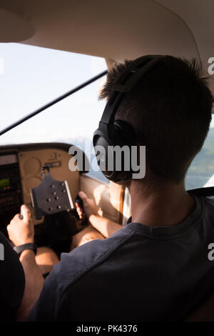 Piloten fliegen Flugzeuge im Cockpit Stockfoto