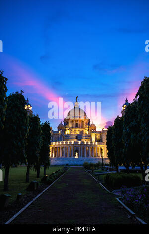 Victoria Memorial scheint während der epischen Licht der blauen Stunde mit Reflexionen und Sonnenstrahlen. Stockfoto