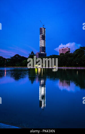 Victoria Memorial scheint während der epischen Licht der blauen Stunde mit Reflexionen und Sonnenstrahlen. Stockfoto