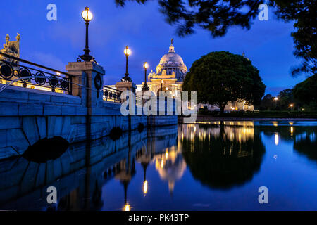 Victoria Memorial scheint während der epischen Licht der blauen Stunde mit Reflexionen und Sonnenstrahlen. Stockfoto