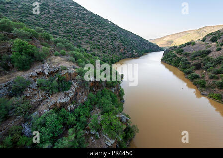 Coa-River Valley in der Nähe von Coa Valley Archäologischen Park, eine prähistorische Rock Art Site. Ein UNESCO Weltkulturerbe. Vila Nova de Foz Côa, Alto Douro. Por Stockfoto