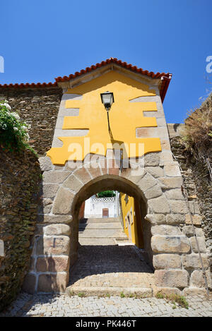 Die wichtigsten mittelalterlichen Tor, Porta Da Vila (Porta de Nossa Senhora dos Remédios), das Schloss von Torre de Moncorvo. Tras-os-Montes, Portugal Stockfoto