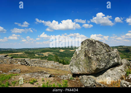 Das Schloss und Dorf von Carrazeda de Ansiaes, aus dem 12. Jahrhundert, mit Blick auf den Douro Tal. Alto Douro, Portugal Stockfoto