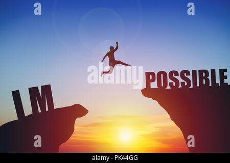 Mann springen auf unmöglich Text über der Klippe auf Sonnenuntergang Hintergrund Stockfoto