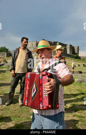 Musiker spielen traditionelle Musik während der Roggen Harvest Festival. Lindoso, Peneda Geres National Park. Alto Minho, Portugal Stockfoto