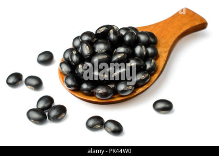 Raw schwarze Bohne in die hölzerne Schaufel, isoliert auf weißem Stockfoto