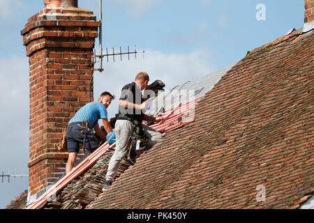 Dachdecker Austausch Dachlatten und Fliesen auf ein altes Haus, Kent, Großbritannien Stockfoto