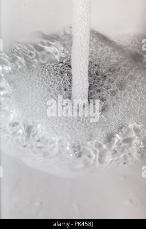 Verschwendung von Trinkwasser mit dem tippen Sie auf Öffnen. Stockfoto