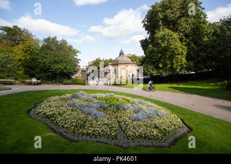 Valley Gardens mit dem Royal Pump Room im Hintergrund, Harrogate, North Yorkshire, England, Großbritannien. Stockfoto