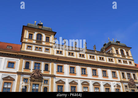 Die Architektur und die Statuen der Toskana Palace in Hradcany Square Stockfoto