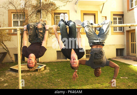 Lee Ryan und Simon Webbe Duncan James von der britischen Boygroup "Blue" Pop in München, Deutschland 2004. Lee Ryan und Simon Webbe Duncan James von der britischen pop Boy Group 'Blau' in München, Deutschland 2004. | Verwendung weltweit Stockfoto