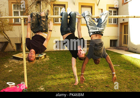 Lee Ryan und Simon Webbe Duncan James von der britischen Boygroup "Blue" Pop in München, Deutschland 2004. Lee Ryan und Simon Webbe Duncan James von der britischen pop Boy Group 'Blau' in München, Deutschland 2004. | Verwendung weltweit Stockfoto