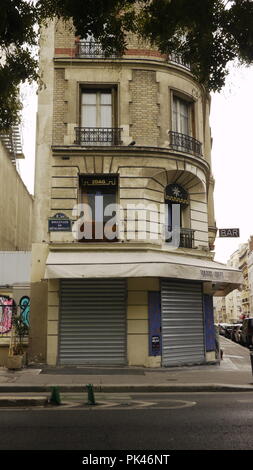 Leere Straßen in Paris im Sommer, wenn die meisten Leute nehmen einen Urlaub. Art von surreal. Stockfoto