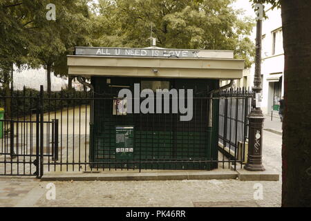 Leere Straßen in Paris im Sommer, wenn die meisten Leute nehmen einen Urlaub. Art von surreal. Stockfoto