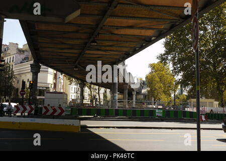 Leere Straßen in Paris im Sommer, wenn die meisten Leute nehmen einen Urlaub. Art von surreal. Stockfoto