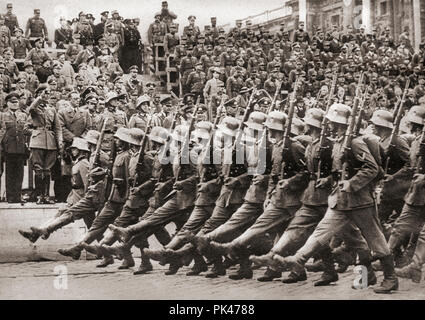 Truppen der 1. Division der 8. deutschen Armee Corps Marching in Wien, Österreich, 12. März 1938, die deutsche Nation für das Dritte Reich zu Anhang. Von diesen enormen Jahre, veröffentlicht 1938. Stockfoto