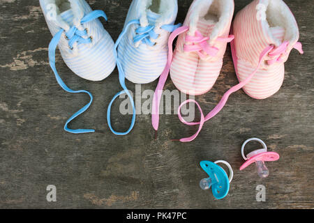 2019 Neues Jahr geschrieben Spitzen von Kinderschuhe und Schnuller auf alten Holz- Hintergrund. Ansicht von oben. Flach. Stockfoto