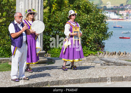 Musiker band für Fleur de Lys morris Seite spielen bei der Swanage Folk Festival, Dorset Großbritannien auf einem schönen warmen sonnigen Tag im September Stockfoto