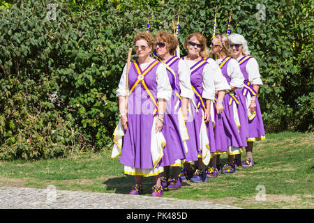 Morris Dancers, Mitglieder von Fleur de Lys morris Seite Massen an der Swanage Folk Festival, Dorset Großbritannien auf einem schönen warmen sonnigen Tag unterhalten im September Stockfoto