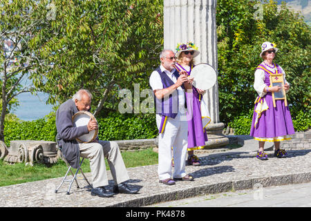 Musiker band für Fleur de Lys morris Seite spielen bei der Swanage Folk Festival, Dorset Großbritannien auf einem schönen warmen sonnigen Tag im September Stockfoto