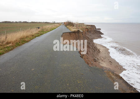 Ende der Straße. Die Erosion der Küsten Klippen, die Ulrome road kollabiert in die Nordsee, Ulrome, Skipsea, East Riding von Yorkshire, England, Großbritannien Stockfoto