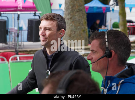 Phase 6 Tour von Großbritannien 2018 7. September. Yanto Barker, Presenter für ITV 4, mit Film Crew bei Whinlatter Vorbereitung auf die Live-Übertragung des Rennens. Stockfoto