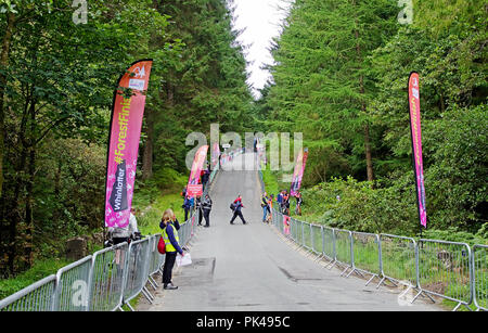 Radtour von Großbritannien Phase 6, den 7. September 2018. Frühe Ankünfte an barriered Straße an der Oberseite des Whinlatter Pass, wo das Rennen schließlich beenden. Stockfoto