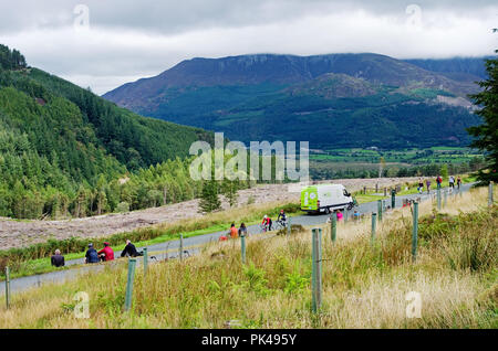 Phase 6 Tour durch Großbritannien 2018, 7. September, Whinlatter Pass. Zuschauer erfassen am Straßenrand warten auf die Ankunft des Rennens, Skiddaw in der Ferne. Stockfoto