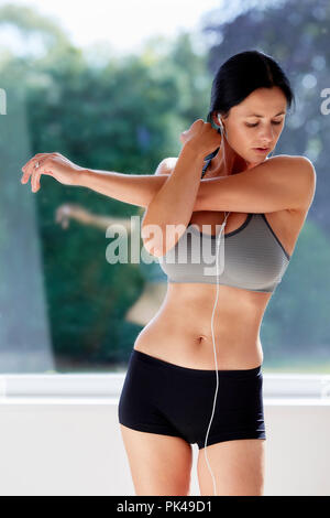 Mädchen Abkühlung nach dem Training Stockfoto