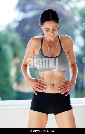 Mädchen Abkühlung nach dem Training Stockfoto