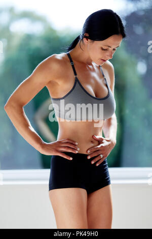Mädchen Abkühlung nach dem Training Stockfoto