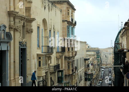 Die wunderschöne Insel Malta, eine schmale Straße mit eleganten historischen Gebäuden, in der schönen Stadt Valletta. Stockfoto