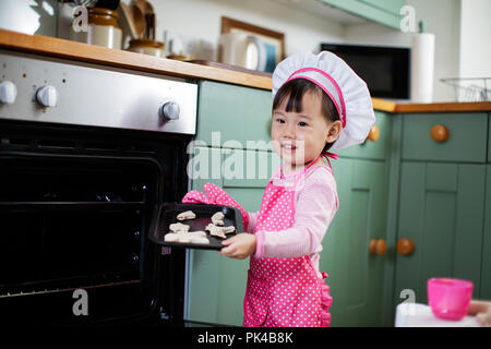 Baby Mädchen tun spielen backen Ingwer mann Brot Stockfoto