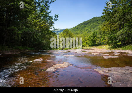 Schönen, flachen Mountain Creek fließt über den roten Felsen Platte am Alten Berg Stockfoto