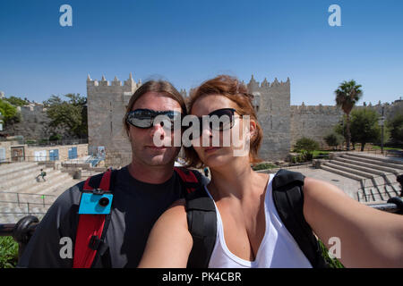 Junges Paar reisende Schoß selfie Bild an einer Wand Tor in Jerusalem. Stockfoto